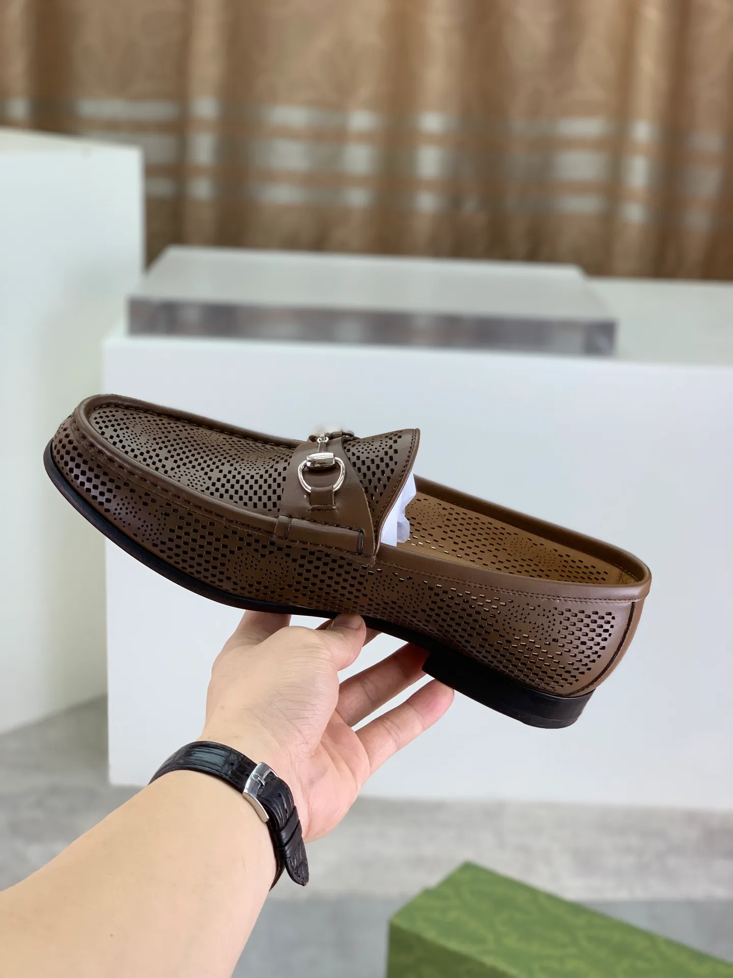 Factory price P980💰💎💎💎Top version (original high-grade genuine leather outsole) Full upper and inner lining cowhide punching design (summer essential) Brand: [GUCCi] Gucci's new business formal casual leather shoes Standard code: Men's size 39–44 (38 45 46 needs to be customized) Grade: Same as the official website Original quality Material: Original calfskin Water-dyed cowhide lining Original genuine leather outsole Style categories: Men's fashion Formal casual leather shoes Slip-on men's shoes series Young fashion European and American trends British style Casual matching Comfortable feet Color: 3️⃣ colors available Actual pictures